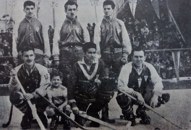 Elías Reyes, hincado al extremo derecho de la foto, encabezó la revolución hockística de la UC a partir de 1950.